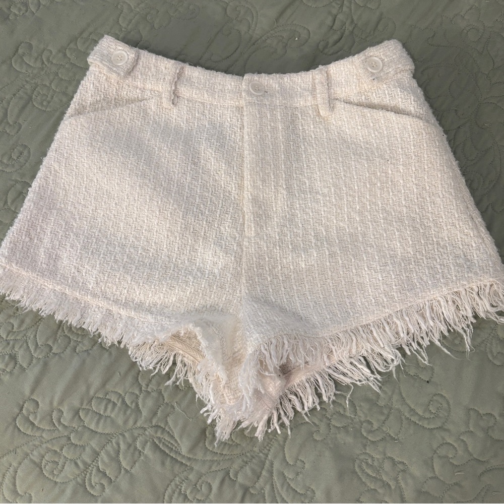 High Waist White Shorts with Frayed Hem and Textured Fabric